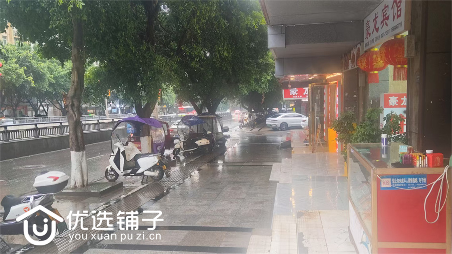 老江北红绿灯旁68平餐馆转让三通(有二楼)